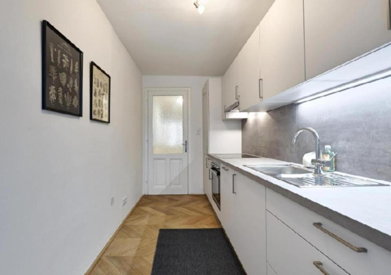 Apartamento Luxurious, 2 Min To Casino And Roemertherme Baden Exterior foto